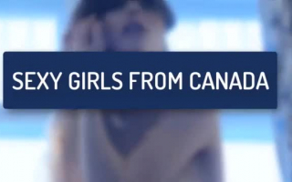 Das kanadische jugendlich Mädchen sitzt auf dem Sofa und reibt sanft ihre rasierte Muschi, bis sie spießt.
