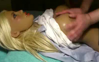 Blonde Puppe ist nackt in ihrem Bett, während ein geiler Kerl ihren schönen Blowjobs gibt.