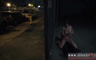Porno-Dominanz wird mit einem Polizeibeamten Sex bekommen, der einen Strap-On trägt.