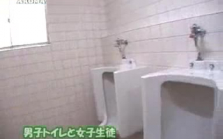 Das japanische Schulmädchen lud ihren Freund an ihren Ort, um ihn zu ficken, bis er völlig zufrieden ist.