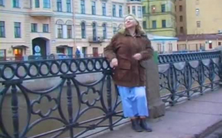 Die vollbusige russische Freundin mit durchbohrten Brustwarzen spielt gerne mit ihrer Muschi und gibt einen Footjob für die Liebe.
