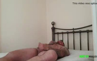 Zwei starke Jungs ficken die Freundin ihres besten Freundes gleichzeitig in seinem Schlafzimmer.