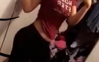 Big Ass Latina schreit vom Vergnügen in ihrem Schlafzimmer, während sie den riesigen Schwanz ihres Nachbarn erhielt