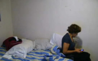 Reife Frau, Alene Sanchez sitzt in ihrer Web-Cam, während sie ihrem Freund einen Blowjob gibt