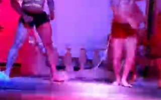 Europäische Tänzer spielen die Kamera im Nachtclub auf und saugen die harten Schwänze der Stripper