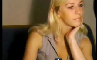 Wunderschönes blondes Nockenmädchen, das auf der Webcam masturbiert.