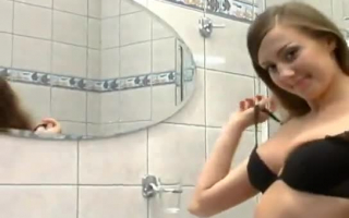 Sexy Teen Girl Lana Rhoades zieht ihr Höschen hinunter.