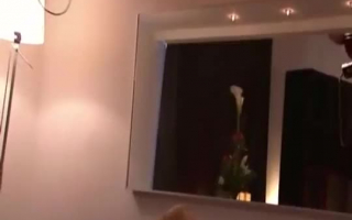 Lena besuchte ihren Ex-Freund und saugte seinen Schwanz, während er ein Video machte.