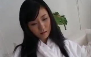 Perfekte Titten Japanisches Teenager, das ihren Schnapper roh angibt.