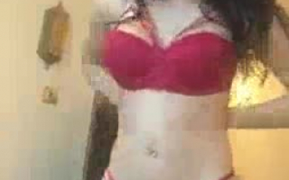 Maia Sonora ist ein schlankes lateinisches Mädchen, das gerne Porno-Videos macht, um etwas Geld zu verdienen.