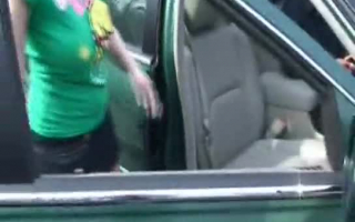 Geiles Mädchen leckt einen Brunette, Riley Nixon nass Muschi in der Rückseite eines Autos.