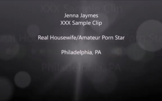 Süßer Küken, Jenna Jameson trägt einen Badanzug und spielt mit ihren natürlichen Titten beim Masturbieren.