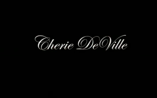 Sexy Cherie Deville ist nicht schüchtern, um den besten Freund des Freundes in der Mitte des Tages zu ficken.