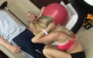 Teen Blondine bekommt ihr pussyltischtes Arschloch, das von ihrer Freundin leckt.