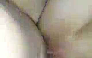 Sexy Ehefrau in transparentem BH knopf und zeigt Rund auf Upskritz-Bilder