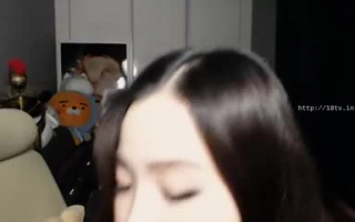 Koreanische Babe bekommt ihre haarige Muschi fistet.