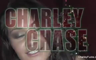 Echte Amateur Charley Chase steigt auf dem Rücksitz.