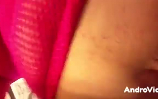 Ein rosa Gesichts-Teenager masturbiert.