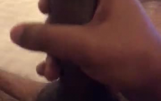 Ein geiler Kerl fingert seine Muschi seines besten Freundes, während seine Freundin seinen Arsch fingert.