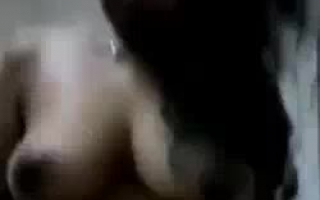 Busty Babe benutzt einen Strafe, um mit ihrer Muschi und intensiven Orgasmen zu spielen.