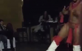 Petite Blonde Tänzerin, Daya Knight, wird in den speziellen Raum geschlagen, während sie ihre Show ausüben.