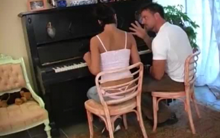 Sexy Klavierlehrer, der ihre nasse Muschi anregt.