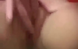 Schöne blonde Frau macht ihr erstes Sex-Video und genießt jede Sekunde davon.