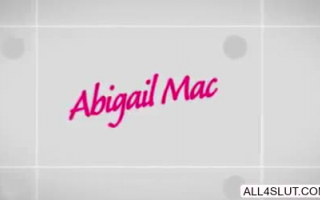 Stilvolle Blondine, Abigail Mac hält ihre Beine hoch, während sie ihre enge Muschi fingert.
