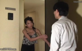 Asian girl spread her legs wide to stuff a dick into her shaved pussy and it came