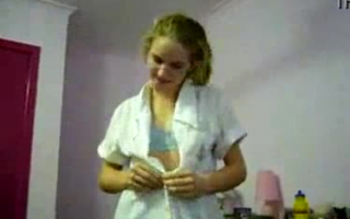 Ein schüchterner blonde Amateur mit natürlichen Titten wird von Makler in einem Filmzimmer auf ihrem Bett begeistert