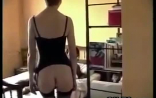 Blonde, rothaarige Frau wird im Arsch gefickt und stöhnt vor Vergnügen beim Cumming