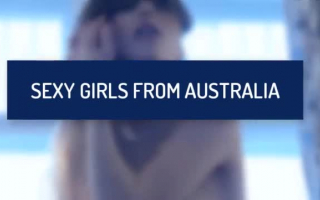 Blonde Aussie Teen trägt Tierdruckbluse und Insex -Kostüm und wird in ihrem Bett gefickt.