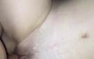 Das versaute Mädchen, Bella hat Sex, nachdem er den Schwanz ihres Freundes unter die Kamera gesaugt hat, wie eine Schlampe.