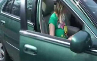 Naked Chick wird gefickt, ohne zu wissen, dass ihr Freund in einem Auto auf sie wartet