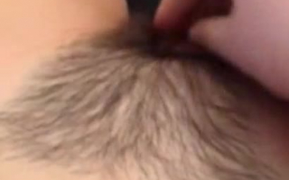 Kurzhaarige Küken bekommt einen Schwanz in ihrer rasierten Muschi vor der Kamera