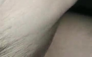 Petite Blonde Dude saugt den großen schwarzen Fleischstab seiner Freundin, während auf dem Sofa