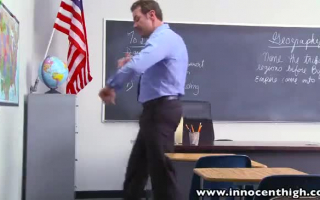 Heißer Lehrer Nicole Aniston saugt Schwanz, während ein anderes Küken gerne sanften Analsex hat