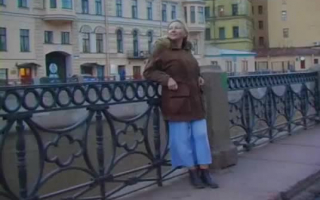 Busty Russian Eva hat gerne Sex mit einem Stipendienempfänger, während ihr Mann dort arbeitet