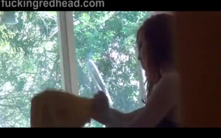 Hot Teen Redheaded bekommt ihre Muschi und ihren Arsch spieler und sie leckte sich