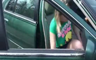 Das geile Baby wird im Rücken des Taxi hart gefickt und stöhnt während eines Orgasmus