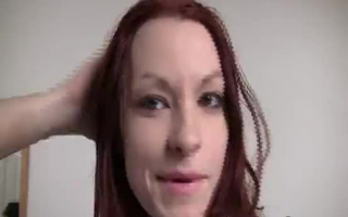 Redhead Beauty gibt dem schmerzhaften Blowjob einen dänischen Blowjob