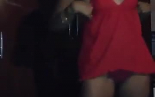 Brenda Jade und Ana Foxxx haben einen Dreier mit einem der Nachbarn im Nachtclub