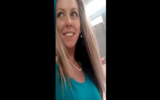 Naughty College Girl versucht, einen 18 -Zoll -Schwanz in ihrem Mund zwischen ihren Seifenbeinen zu bekommen
