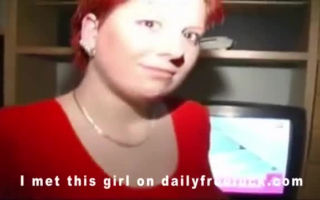 Fat Redhead mit großen Titten wurde in ihrem Wohnzimmer gebunden und gefickt, um etwas zu bekommen