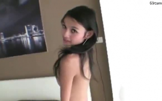 Nettes asiatisches Mädchen spielt mit ihrer nassen rasierten Muschi