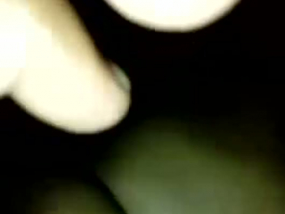 Dunkelhaariges Flittchen filmt sich beim Maschine Gangbang mit einem Sextoy