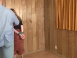 Der post bestraften eine junge Russin tanzt verteil