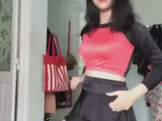 Sexy Bikini Girl bekommt Bock auf Fickmaschine mit Folding und Fan