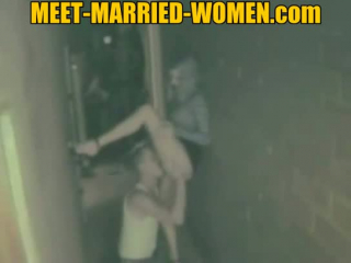 Ein verheiratete blonde Nicol wird von zwei bisexuellen Kerlen gefickt