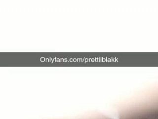 Diese geile Ebony masturbiert vor der Webcam